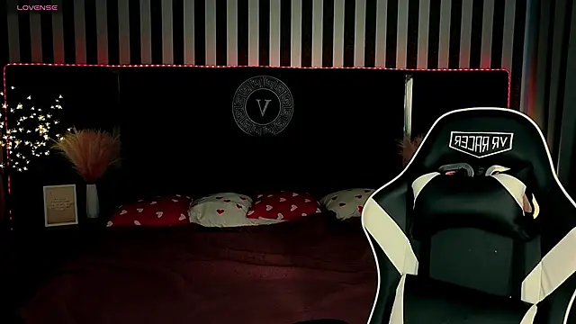 Daphne Moss online show from April 23, 1:02 pm