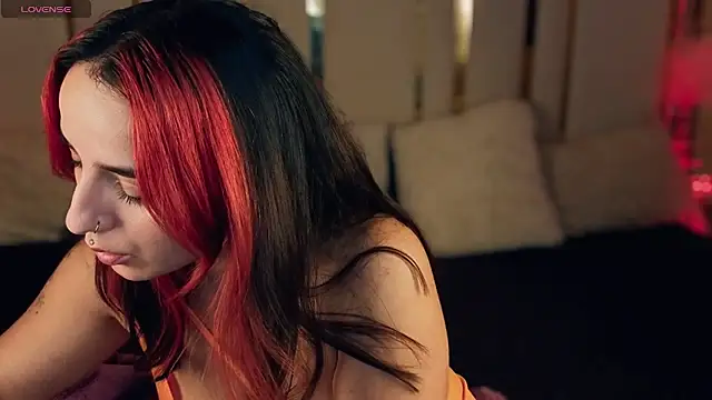 Daphne Moss online show from November 7, 2:00 pm