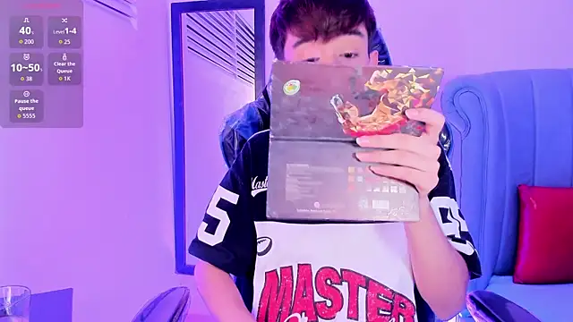 Chris boy  online show from April 15, 7:42 am