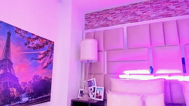 ShaniaBrownn online show from April 21, 7:32 pm