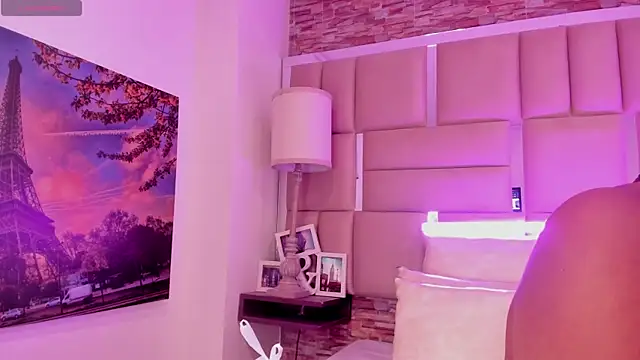 ShaniaBrownn online show from April 7, 7:49 pm