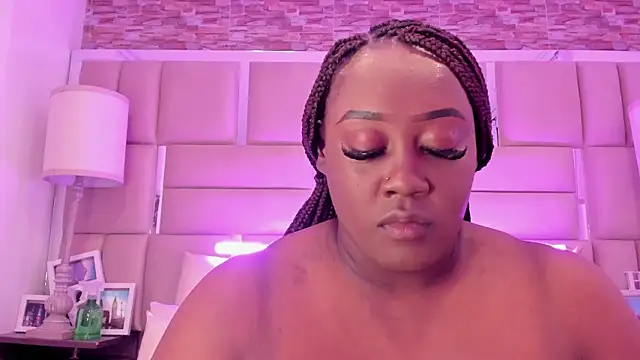 ShaniaBrownn online show from May 6, 7:40 pm