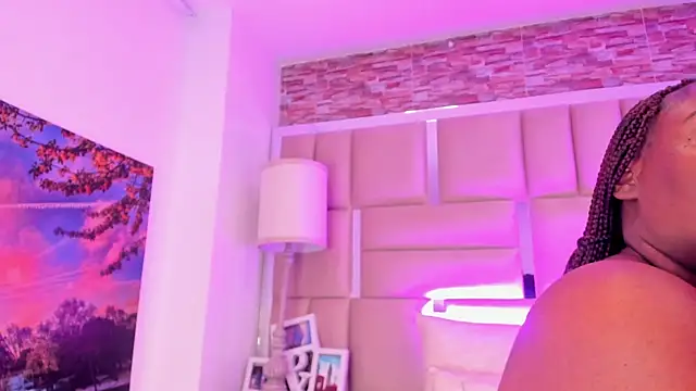 ShaniaBrownn online show from April 20, 7:39 pm