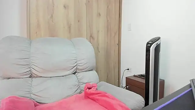 xspecialoomx online show from April 24, 1:36 pm