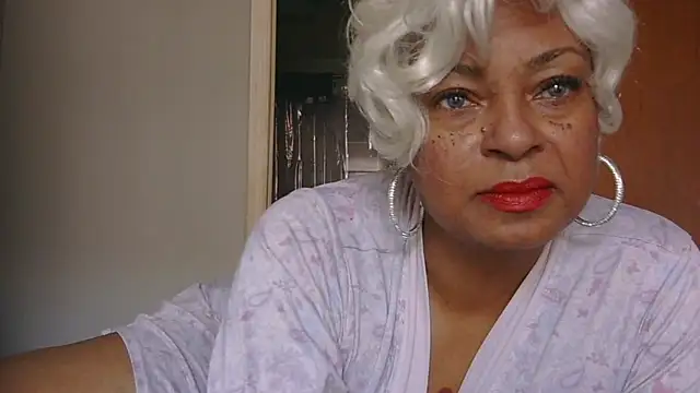Snapshot of MSweetLindaParks chatting on October 5, 4:23 pm MSweetLindaParks online show from October 5, 4:23 pm