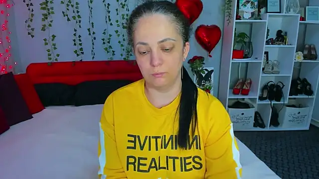 DarlingMilf online show from April 26, 6:05 pm