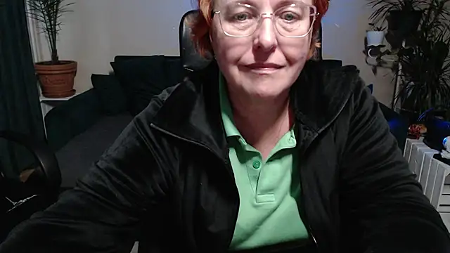 Snapshot of JoannaAndNeighbour chatting on September 30, 10:32 am JoannaAndNeighbour online show from September 30, 10:32 am