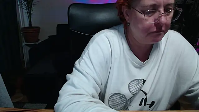 Snapshot of JoannaAndNeighbour chatting on October 18, 10:18 am JoannaAndNeighbour online show from October 18, 10:18 am