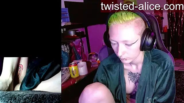 alicewonder09 online show from April 28, 3:43 am