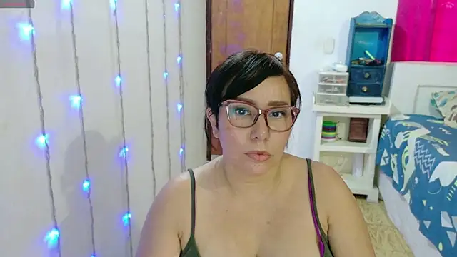 Snapshot of hottplay chatting on September 21, 5:22 pm hottplay online show from September 21, 5:22 pm