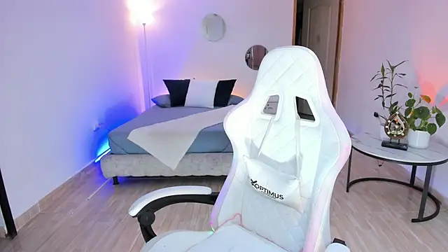 carleee winter online show from April 22, 11:24 pm