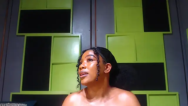 SexyAssDivaxxx online show from October 14, 5:43 am