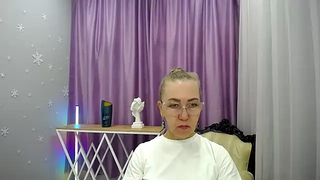 queen a n i online show from September 19, 8:57 am