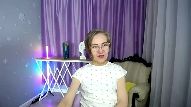 queen a n i online show from October 19, 10:06 am