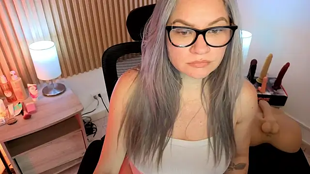 MarianL0ve online show from April 26, 1:42 pm