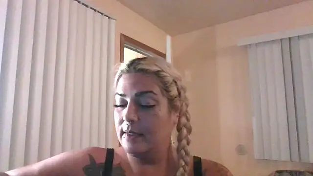 ShineyQuinn online show from May 27, 4:09 am
