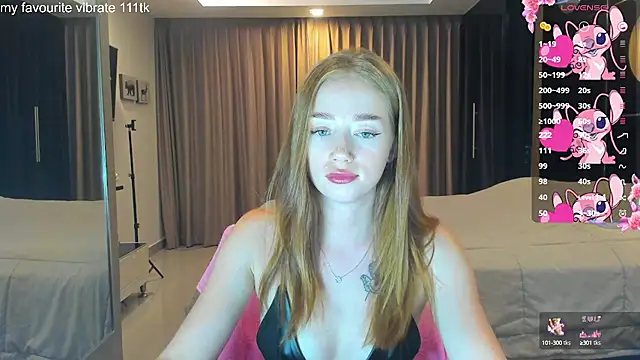 Snapshot of Hot_Mia_ chatting on October 12, 1:24 pm Hot Mia online show from October 12, 1:24 pm