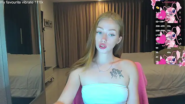 Snapshot of Hot_Mia_ chatting on October 9, 1:15 pm Hot Mia online show from October 9, 1:15 pm