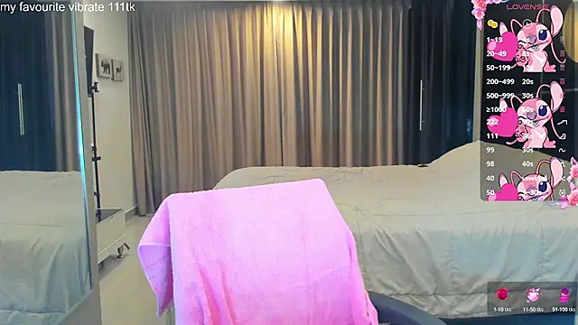 Snapshot of Hot_Mia_ chatting on October 10, 1:16 pm Hot Mia online show from October 10, 1:16 pm