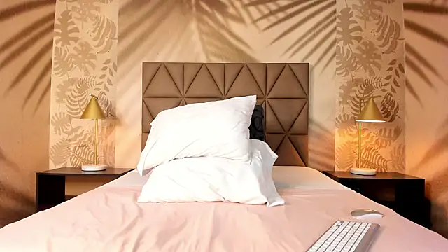 Scarleett 22 online show from April 23, 8:00 pm