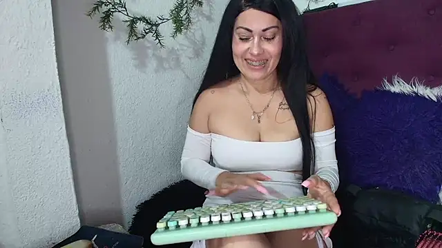 Snapshot of Tania_mature chatting on October 6, 5:51 pm Tania mature online show from October 6, 5:51 pm