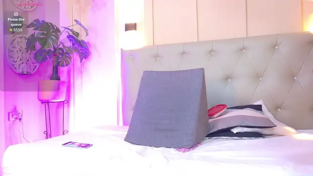 nicol snow online show from September 22, 1:31 pm