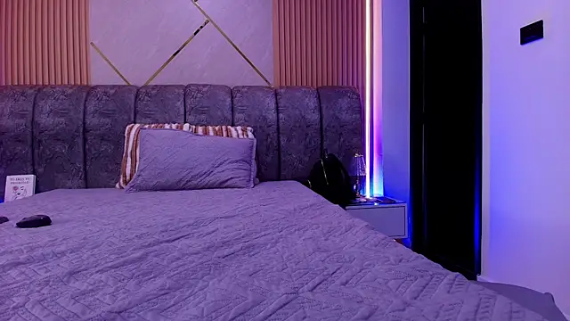 naia blessed online show from April 21, 7:10 pm