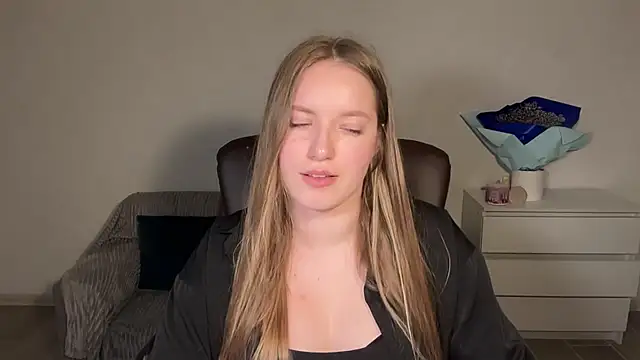 EvaMaddison online show from April 22, 8:39 pm