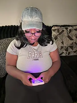 HOTMILFKATIEE online show from April 23, 11:28 am