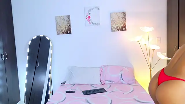 SarahCinnamon- online show from April 24, 8:11 pm