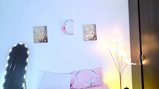 SarahCinnamon- online show from April 25, 2:25 pm