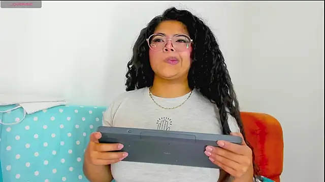 moana taylor online show from April 19, 3:23 pm