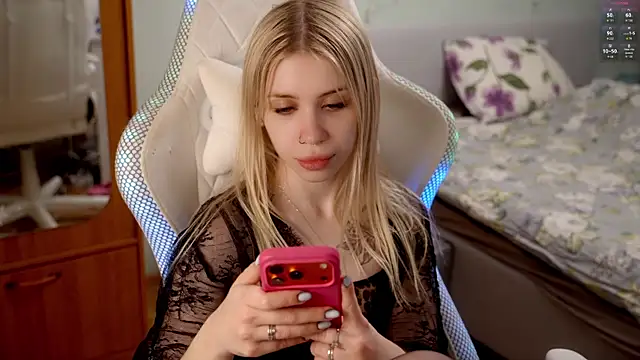 ho1yho1e online show from April 25, 6:49 pm