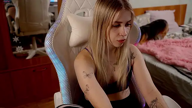 ho1yho1e online show from February 21, 7:47 pm