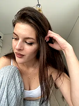 little belucci online show from October 8, 1:04 pm