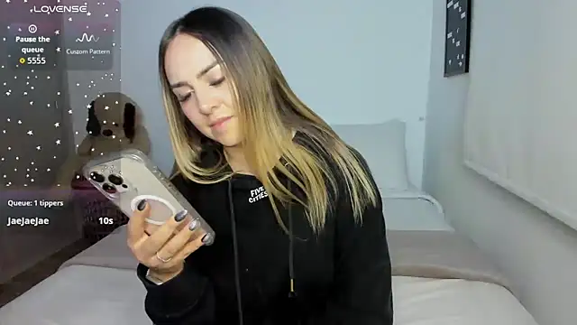 sophi mooreno online show from April 28, 2:27 am