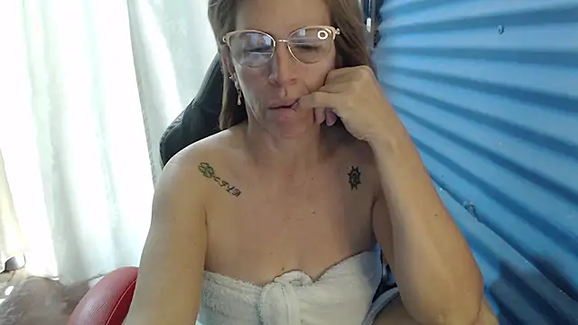 Chayla Ruiz online show from April 19, 3:45 pm