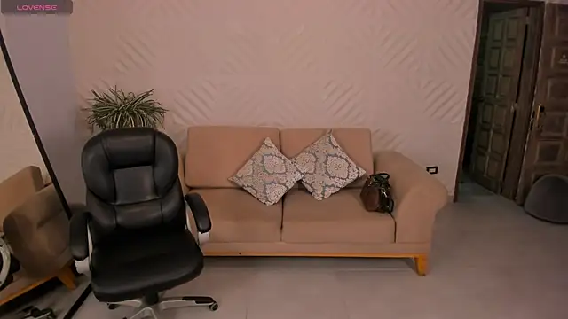 KateSunder online show from April 27, 9:39 am