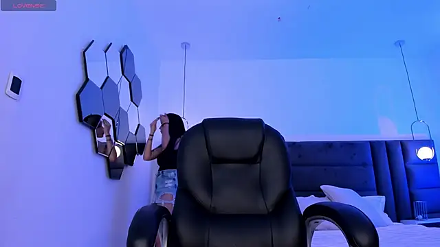 NickyLawson online show from November 3, 5:44 am