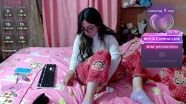 Maggie Fox3 online show from April 28, 2:27 am