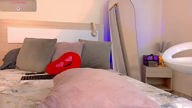 MauraGray online show from March 7, 2:40 am