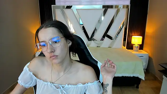 Linda4Petite online show from January 10, 6:34 pm