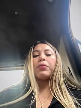 Snapshot of lunablossom_ chatting on October 12, 8:22 pm lunablossom online show from October 12, 8:22 pm