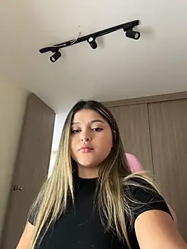 lunablossom  online show from April 24, 8:11 pm