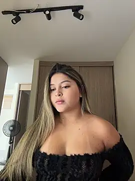 lunablossom  online show from April 23, 7:27 pm