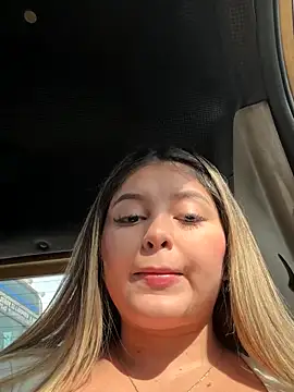 Snapshot of lunablossom_ chatting on October 19, 8:11 pm lunablossom online show from October 19, 8:11 pm