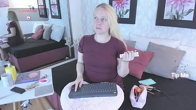 Snapshot of EmilySumer chatting on September 28, 3:35 am EmilySumer online show from September 28, 3:35 am