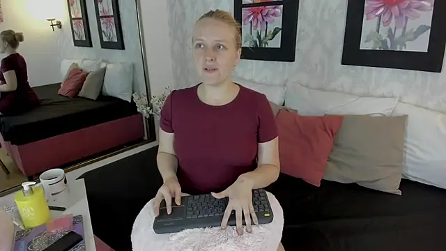 Snapshot of EmilySumer chatting on October 2, 11:10 pm EmilySumer online show from October 2, 11:10 pm