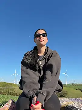 clairewntr online show from April 25, 3:20 pm