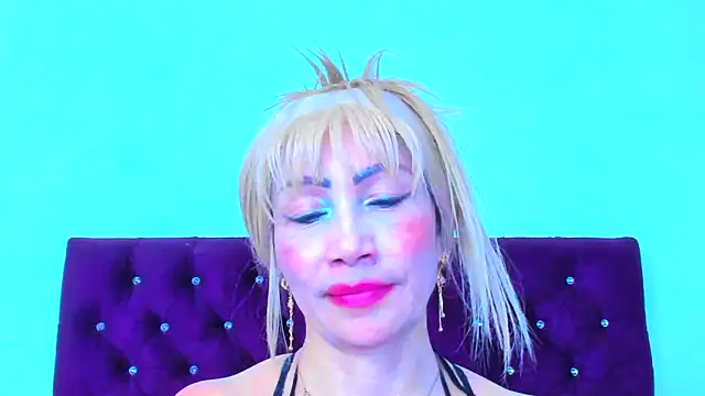 Snapshot of almabeckelt chatting on October 4, 10:36 pm almabeckelt online show from October 4, 10:36 pm